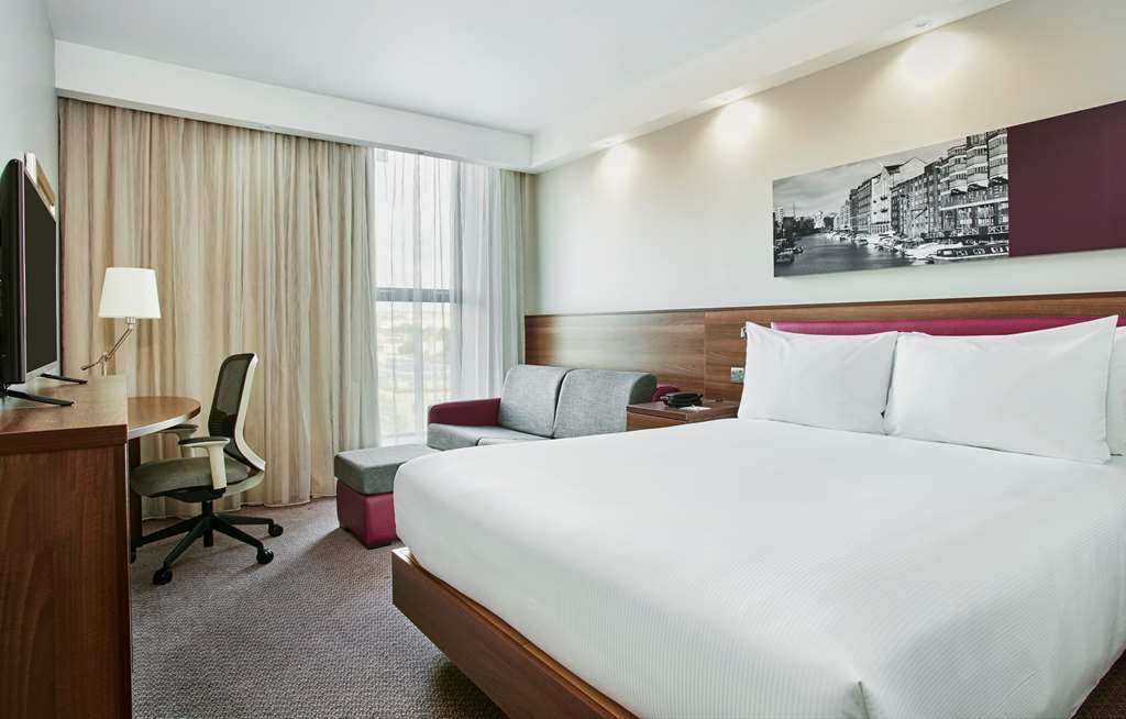 Отель Hampton By Hilton Bristol Airport 3*