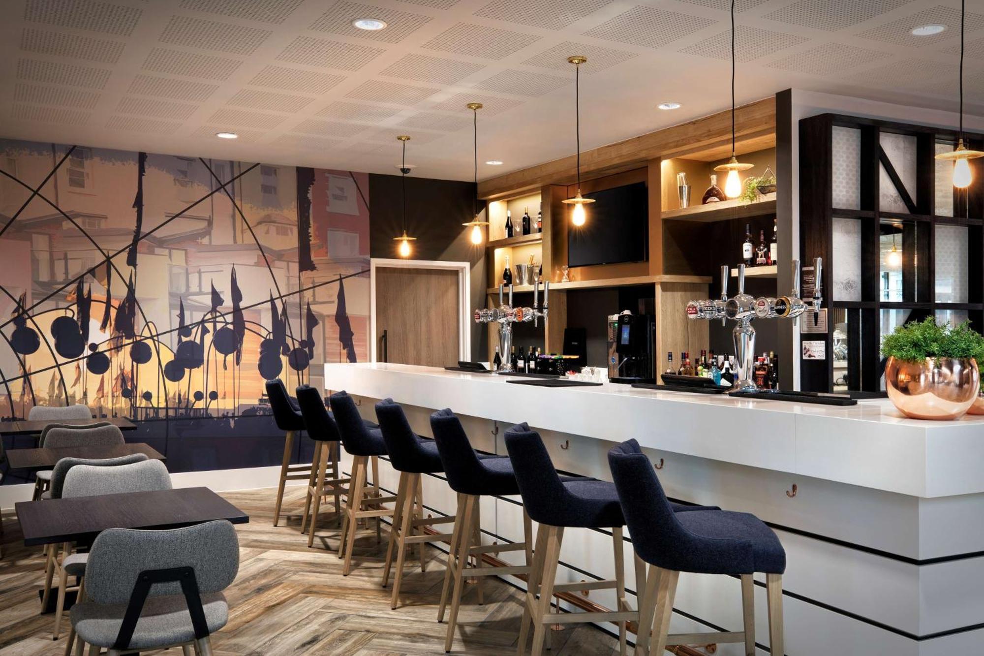 Hotel Hampton By Hilton Bristol Airport 3*